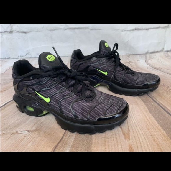 air max plus volt glow
